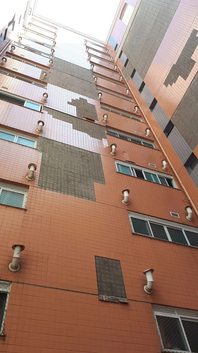 Fachada de edifício com placas cerâmicas desprendidas