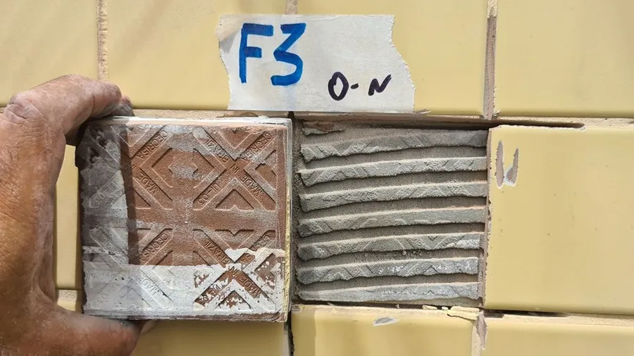 Ensaio de arrancamento em placa cerâmica identificada